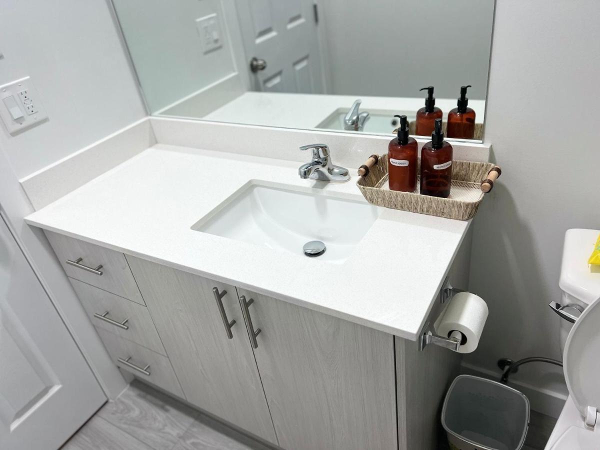 Beautiful 2 Bedroom Home Away From Home YYC Exterior foto