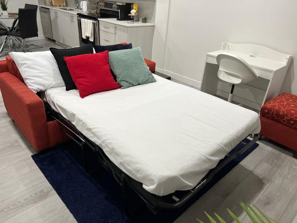 Beautiful 2 Bedroom Home Away From Home YYC Exterior foto