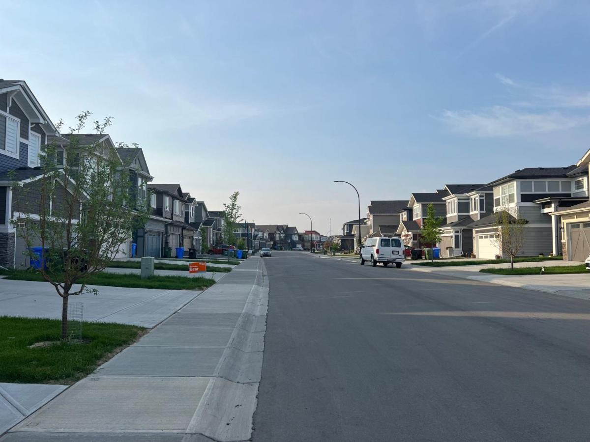 Beautiful 2 Bedroom Home Away From Home YYC Exterior foto