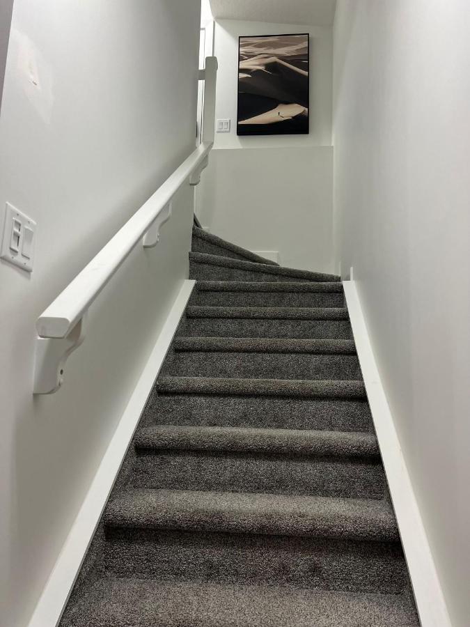 Beautiful 2 Bedroom Home Away From Home YYC Exterior foto