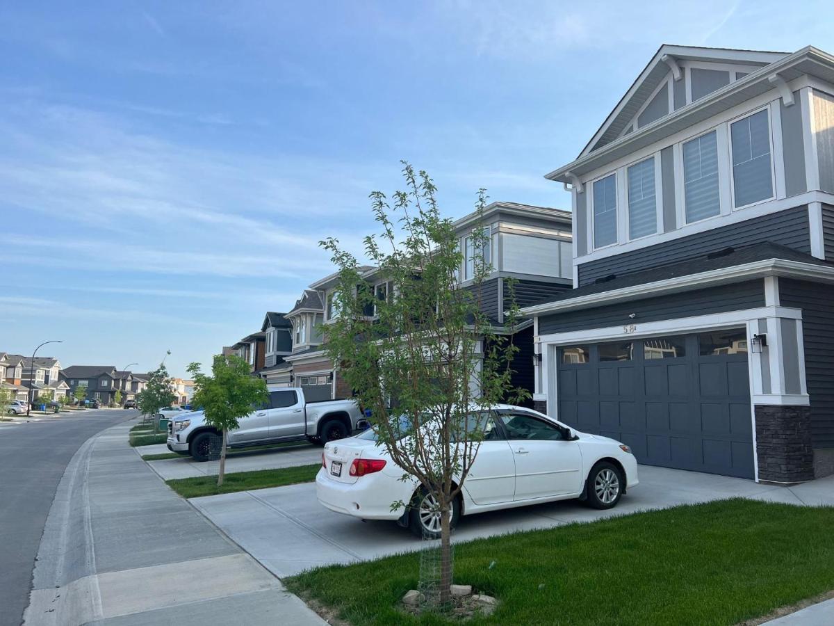 Beautiful 2 Bedroom Home Away From Home YYC Exterior foto