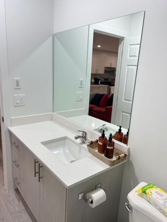 Beautiful 2 Bedroom Home Away From Home YYC Exterior foto